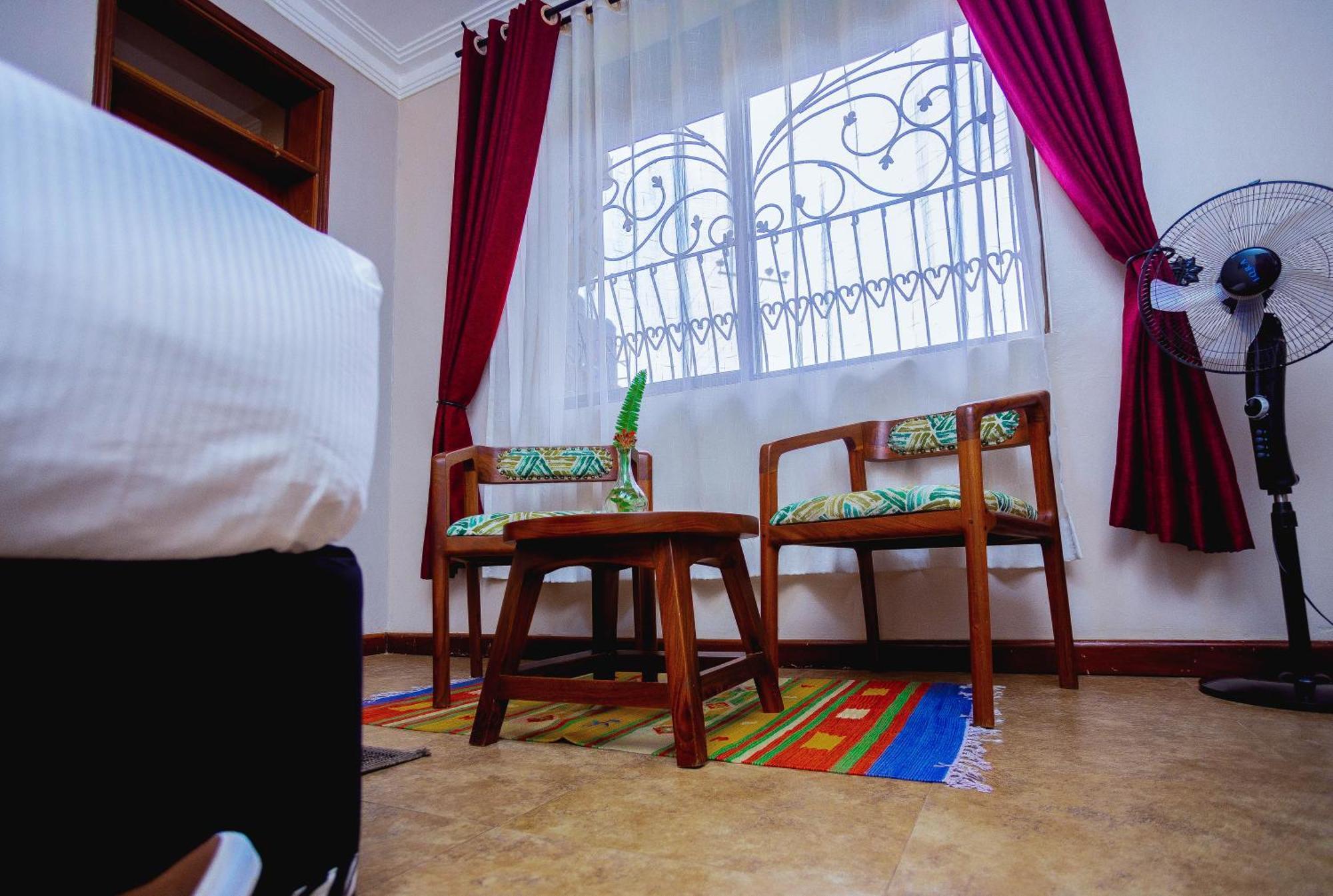 Gazelle Guest House Кампала Екстериор снимка